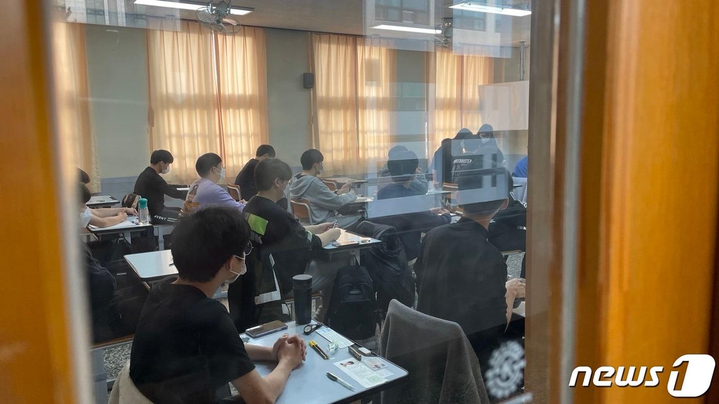 본문 이미지 - 2023년학년도 대학수학능력시험이 치러진 지난 17일 경남교육청 88지구(창원) 제8시험장인 창원문성고에서 수험생들이 시험을 치르고 있다.2022.11.17./뉴스1 강정태 기자