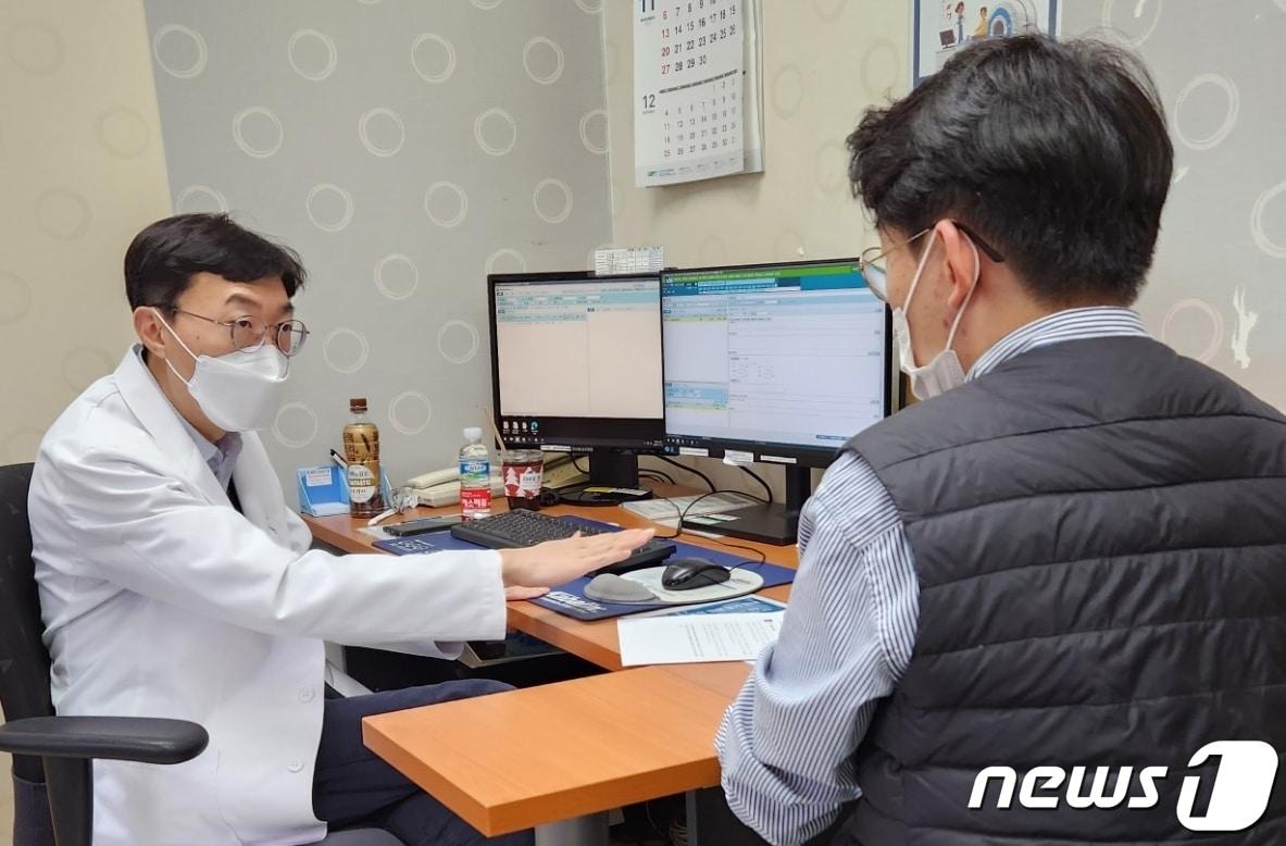 본문 이미지 - 양영순 순천향대학교 부속 천안병원 신경과 교수가 뉴스1과 인터뷰를 하고 있다.