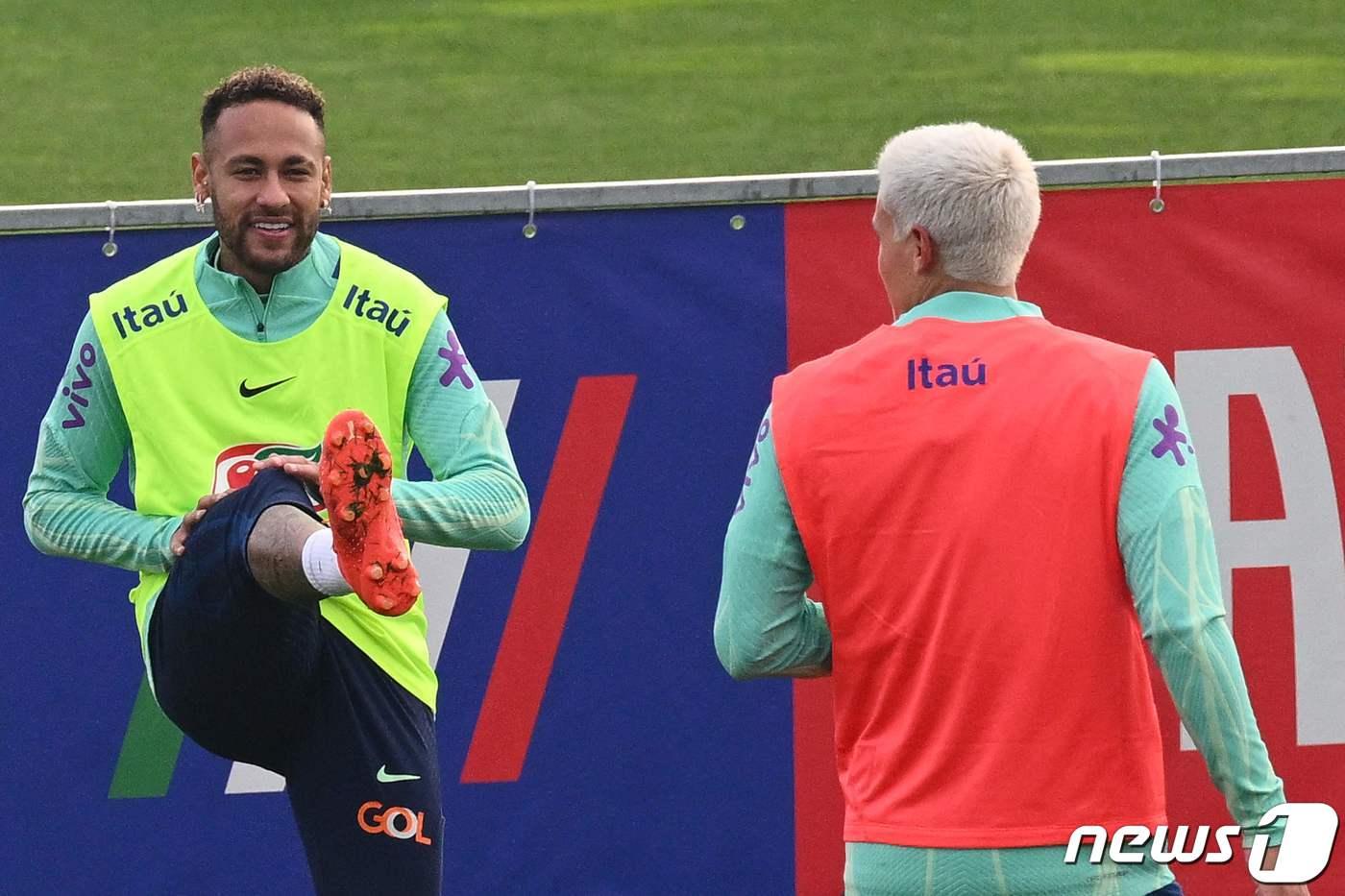 브라질 축구대표팀의 공격수 네이마르(왼쪽). ⓒ AFP=뉴스1