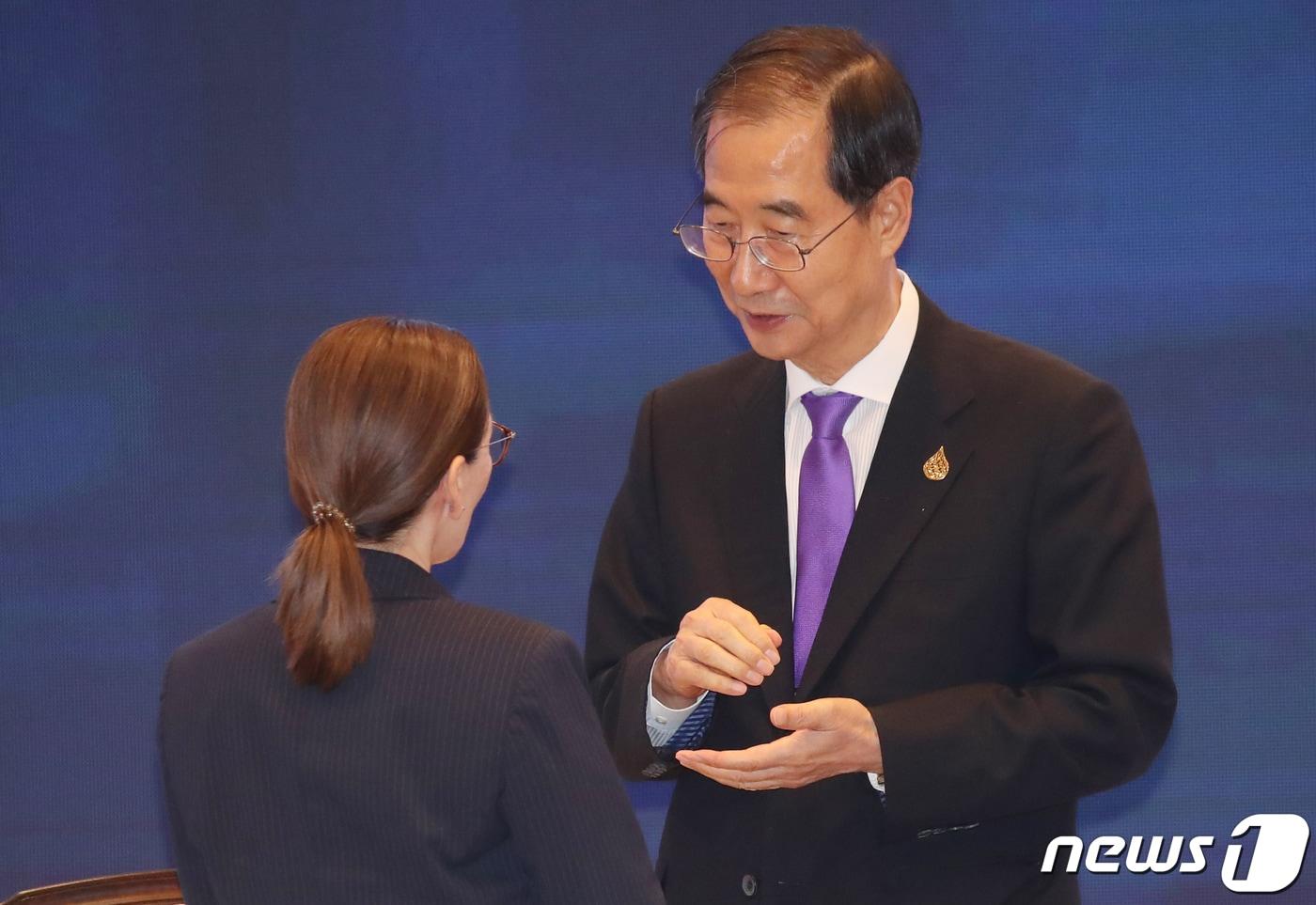 본문 이미지 - 한덕수 국무총리가 18일 오후(현지시간) 태국 방콕 퀸시리킷 컨벤션센터(QSNCC)에서 열린 아시아태평양경제협력체(APEC) 정상회의 ABAC와의 대화에서 참석자들과 대화를 하고 있다. 2022.11.18/뉴스1 ⓒ News1 김명섭 기자