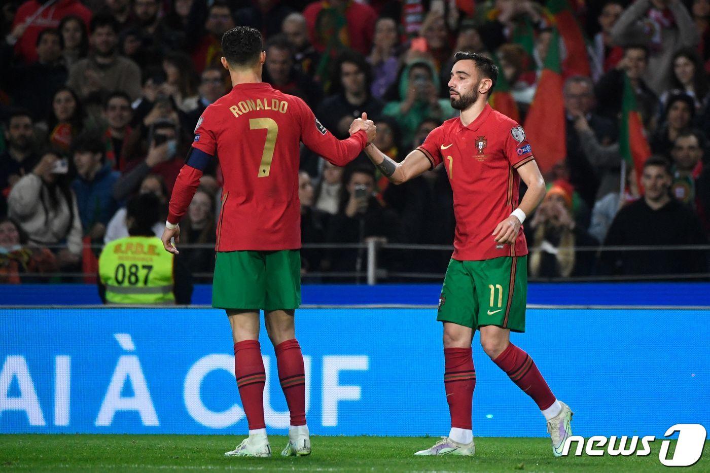 포르투갈 국가대표 호날두(왼쪽)와 페르난데스 ⓒ AFP=뉴스1