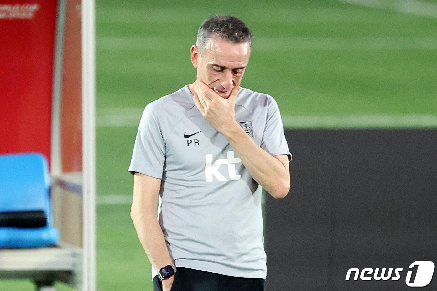 본문 이미지 - 파울루 벤투 축구대표팀 감독이 18일 오후(현지시간) 카타르 도하 알 에글라 트레이닝센터에서 생각에 잠겨 있다. 2022.11.18/뉴스1 ⓒ News1 이동해 기자