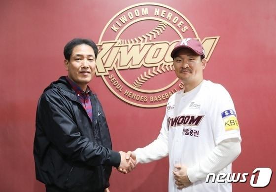 본문 이미지 - 원종현(오른쪽)이 키움 히어로즈와 FA 계약을 맺은 뒤 고형욱 키움 단장과 기념촬영을 하고 있다. (키움 제공)