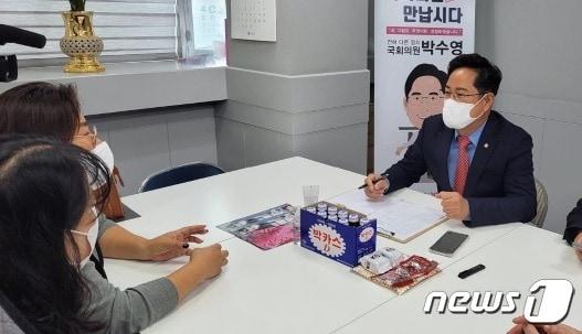 본문 이미지 - 박수영 국회의원이 '국회의원 좀 만납시다'에서 주민들과 면담하고 있다.(박수영 의원실 제공) 