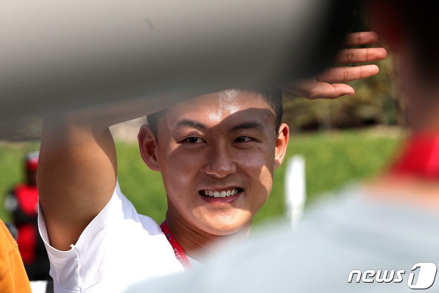 축구선수이자 해설위원인 이승우가 19일 오전(현지시간) 카타르 도하 알 에글라 트레이닝센터에서 동료들의 훈련을 지켜보고 있다. 2022.11.19/뉴스1 ⓒ News1 이동해 기자