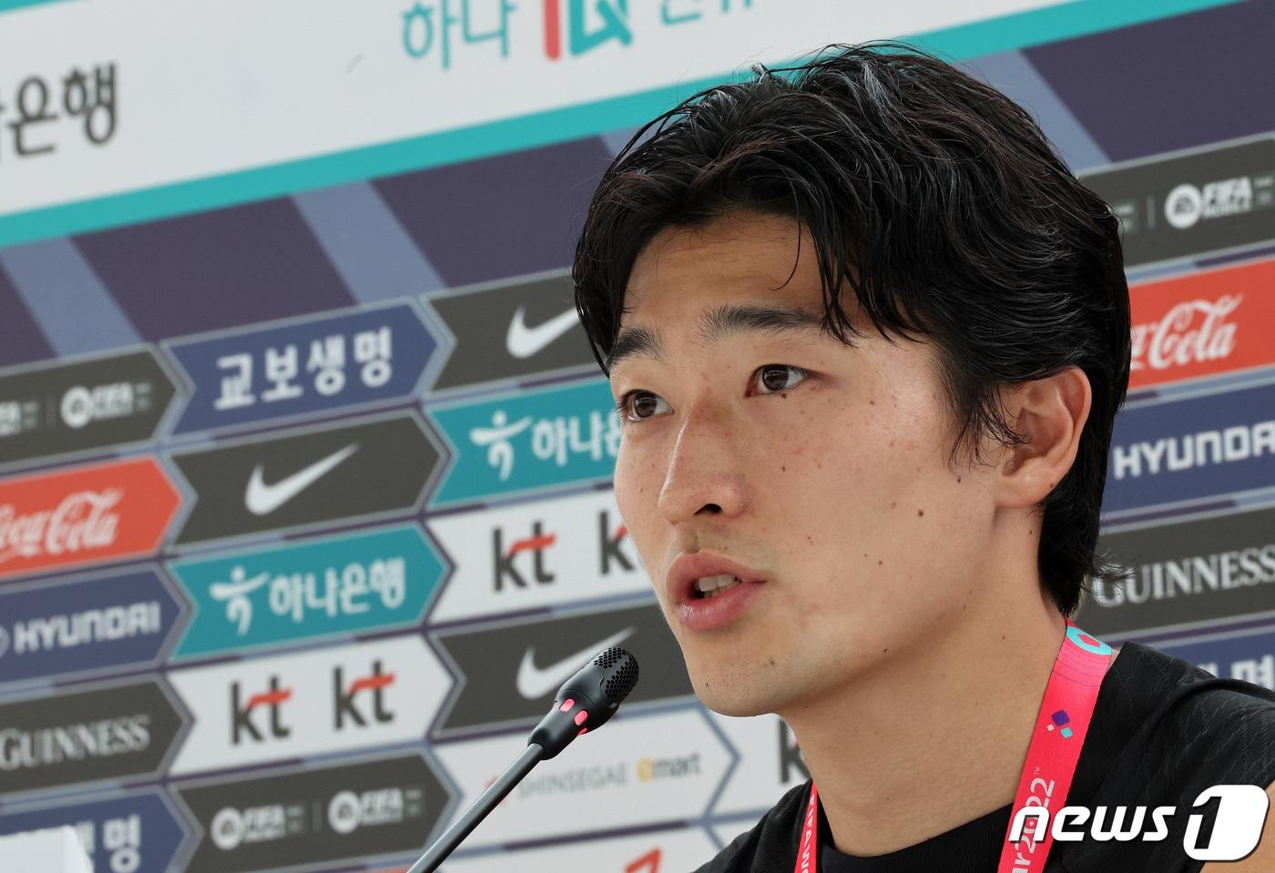 파울루 벤투 감독이 이끄는 대한민국 축구대표팀 조규성이 19일(현지시간) 카타르 도하 알 에글라 트레이닝센터에서 오전 훈련을 마친 뒤 취재진과 인터뷰를 하고 있다. 2022.11.19/뉴스1 ⓒ News1 이동해 기자