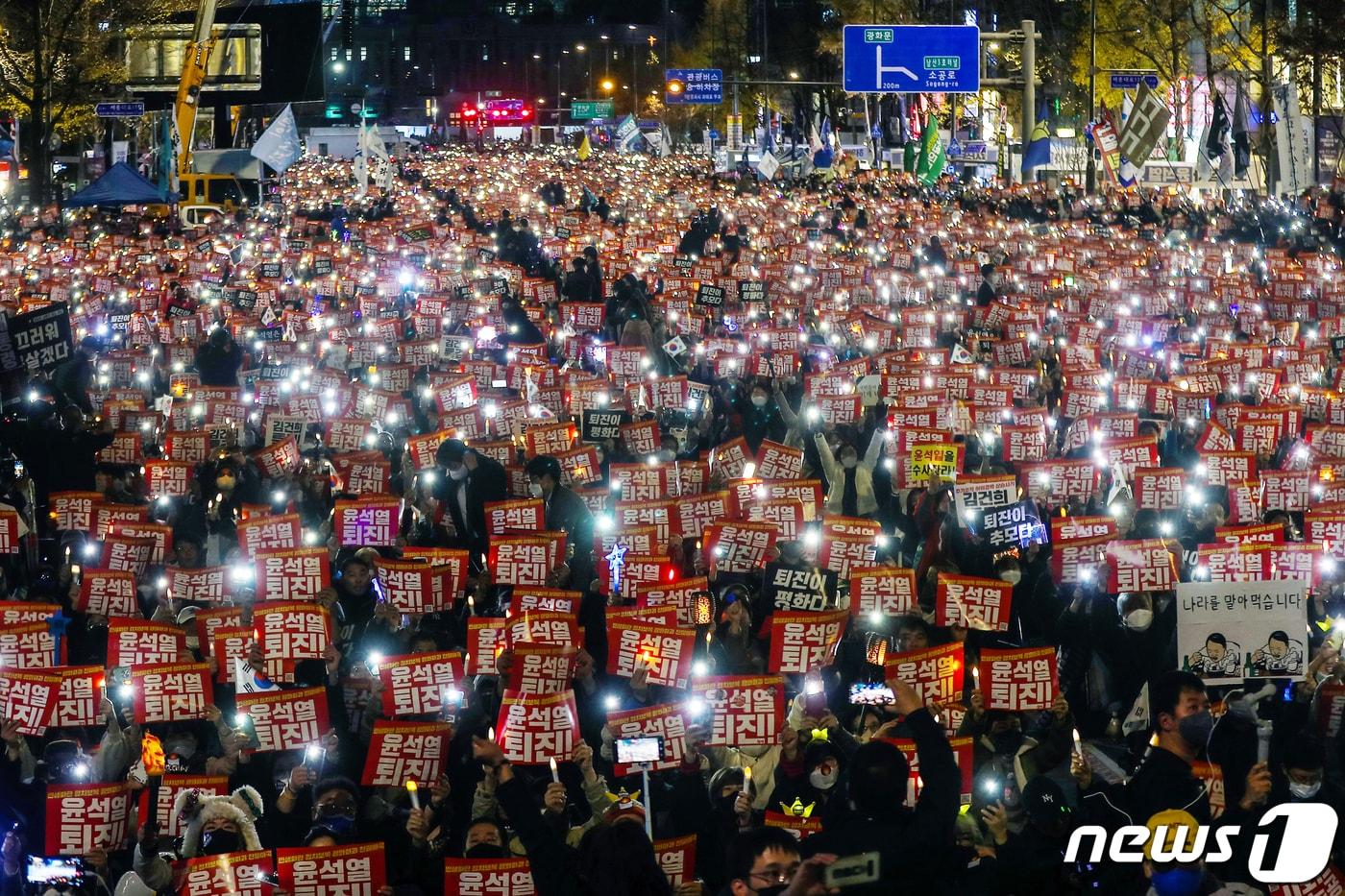 본문 이미지 - 촛불승리전환행동(촛불행동) 등 진보단체 관계자들과 시민들이 19일 오후 서울 중구 태평로 일대에서 열린 '김건희 특검·윤석열 퇴진 촛불대행진'에서 구호를 외치고 있다. 2022.11.19/뉴스1 ⓒ News1 민경석 기자