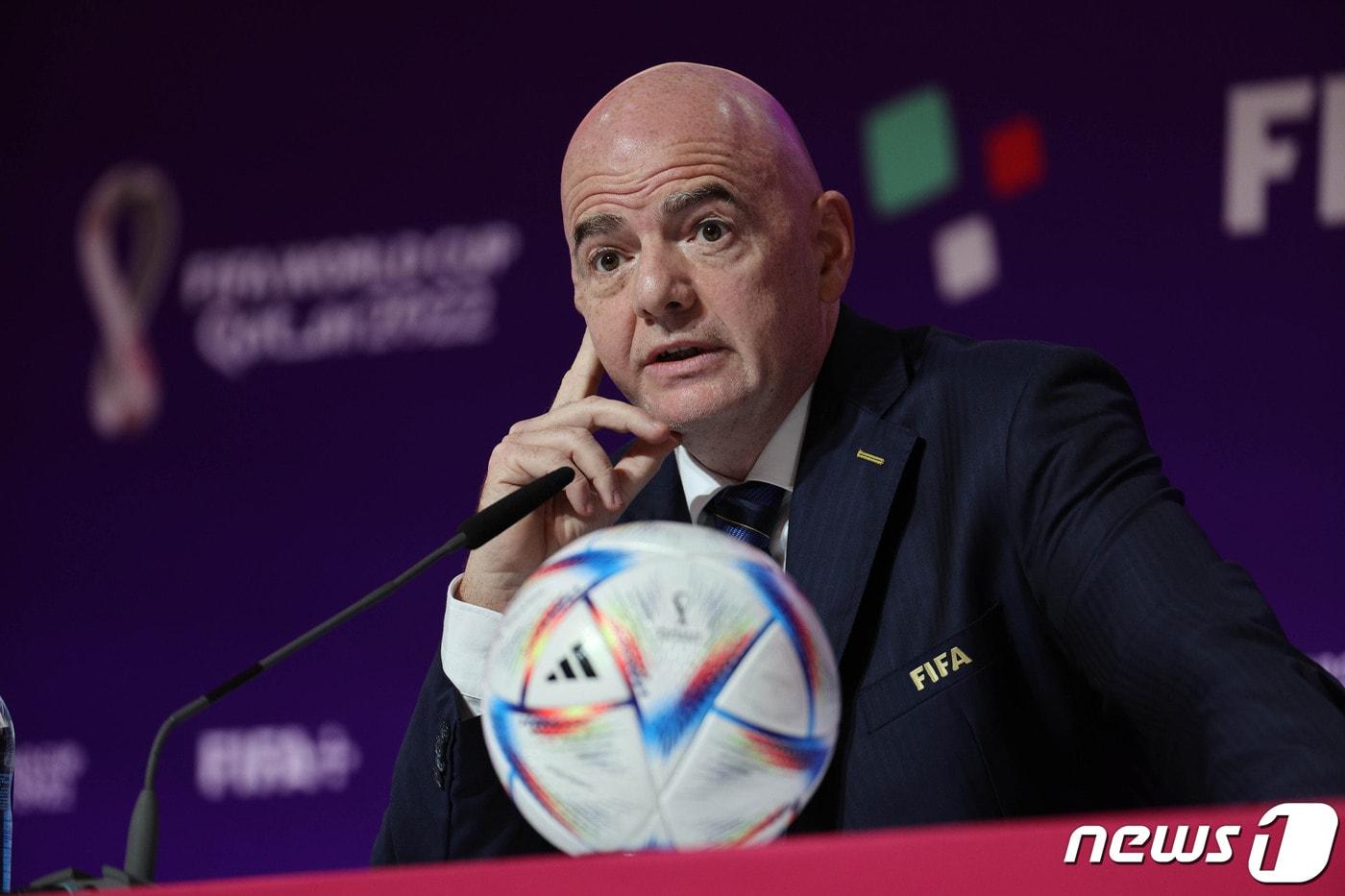 본문 이미지 - 지안니 인판티노 국제축구연맹(FIFA)회장이 2022 카타르 월드컵 개막을 하루 앞둔 19일 오전(현지시간) 카타르 도하의 메인미디어센터(MMC)에서 기자회견을 하고 있다. 2022.11.19/뉴스1 ⓒ News1 이광호 기자