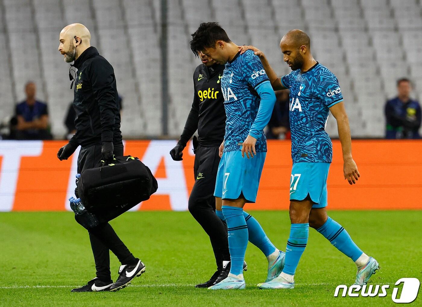 본문 이미지 - 마르세유와의 유럽축구연맹&#40;UEFA&#41; 챔피언스리그 경기에서 얼굴 부상을 당한 손흥민. ⓒ 로이터=뉴스1