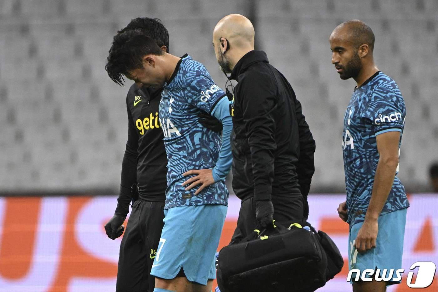 토트넘의 손흥민이 1일(현지시간) 프랑스 마르세유의 스타드 벨로드롬에서 열린 (UEFA) 챔피언스리그(UCL) 마르세유와 경기 중 공중 볼 경합을 하다 얼굴 부상으로 그라운드를 벗어나고 있다. ⓒ AFP=뉴스1 ⓒ News1 우동명 기자