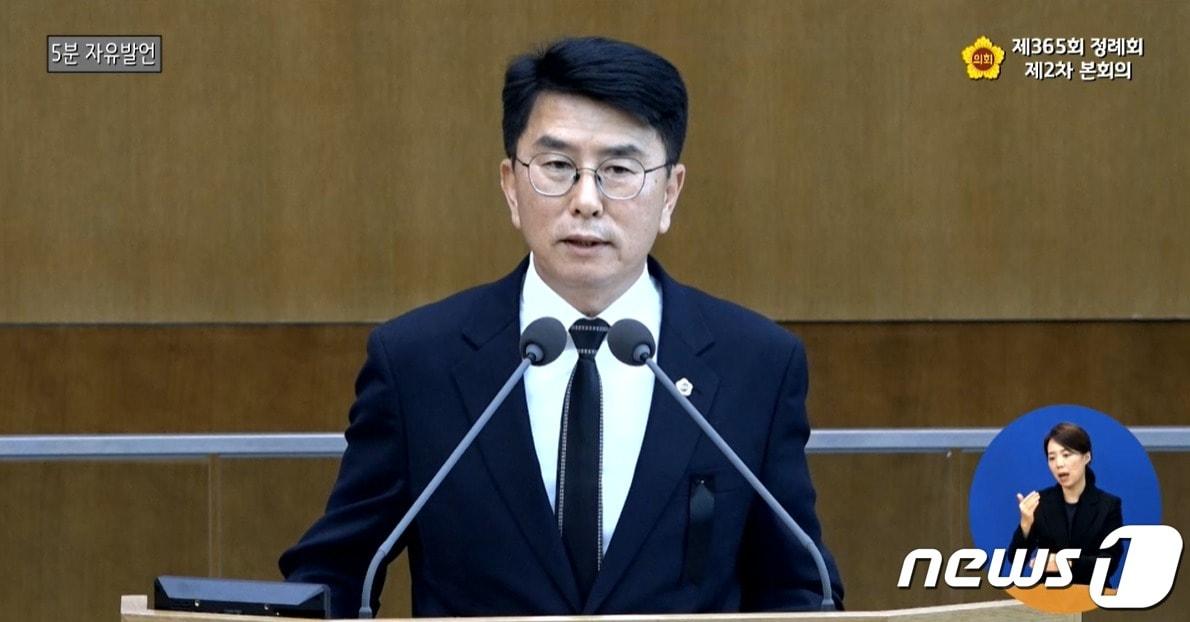 본문 이미지 - 경기도의회 윤성근 의원(국민의힘·평택4)이 2일 5분 자유발언을 통해 지하주차장의 전기자동차 충전시설 안전성 확보 필요성을 강조했다.(경기도의회 생중계).