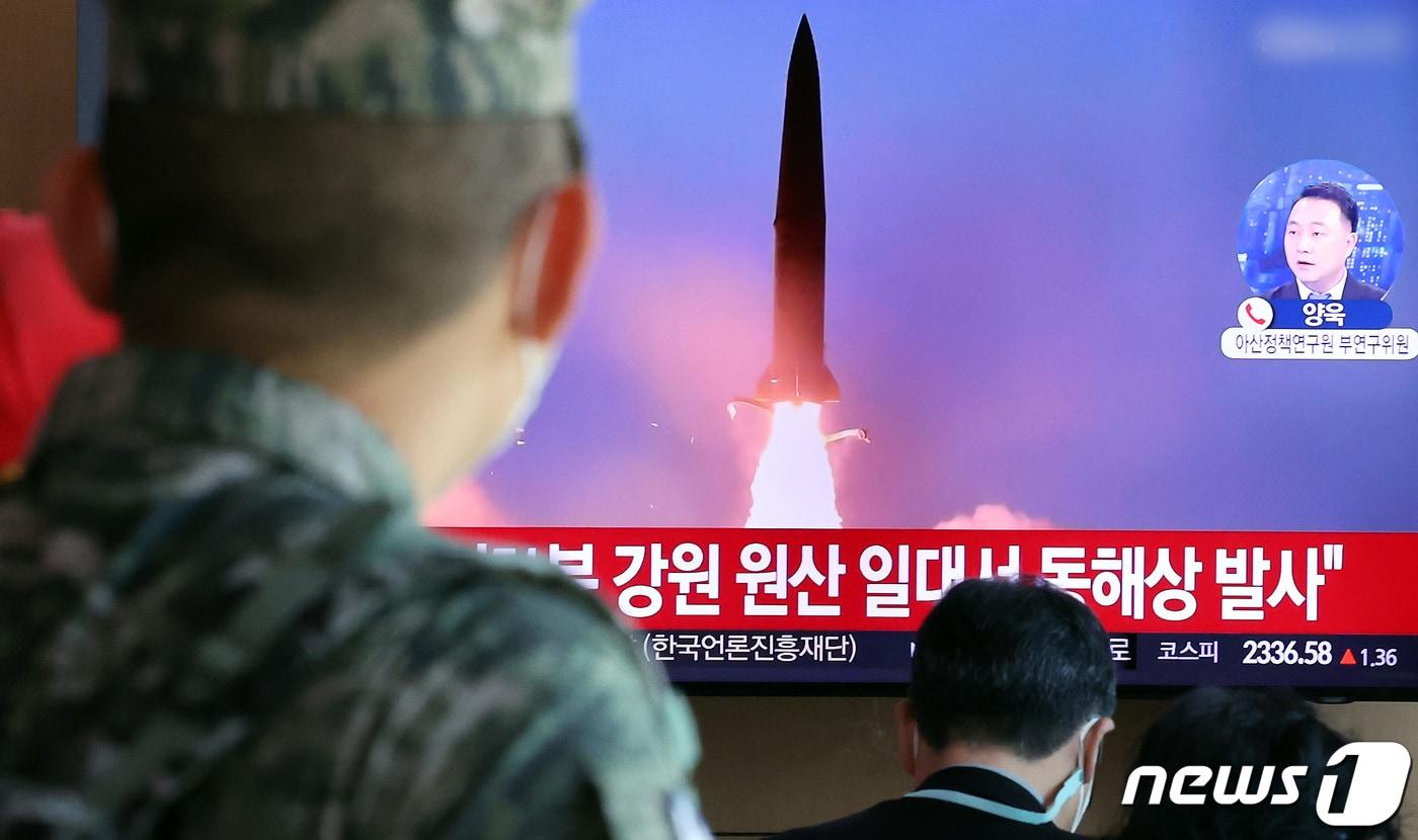 2일 오전 서울역 대합실에서 시민들이 북한의 동해상 탄도미사일 발사 관련 뉴스를 시청하고 있다. 2022.11.2/뉴스1