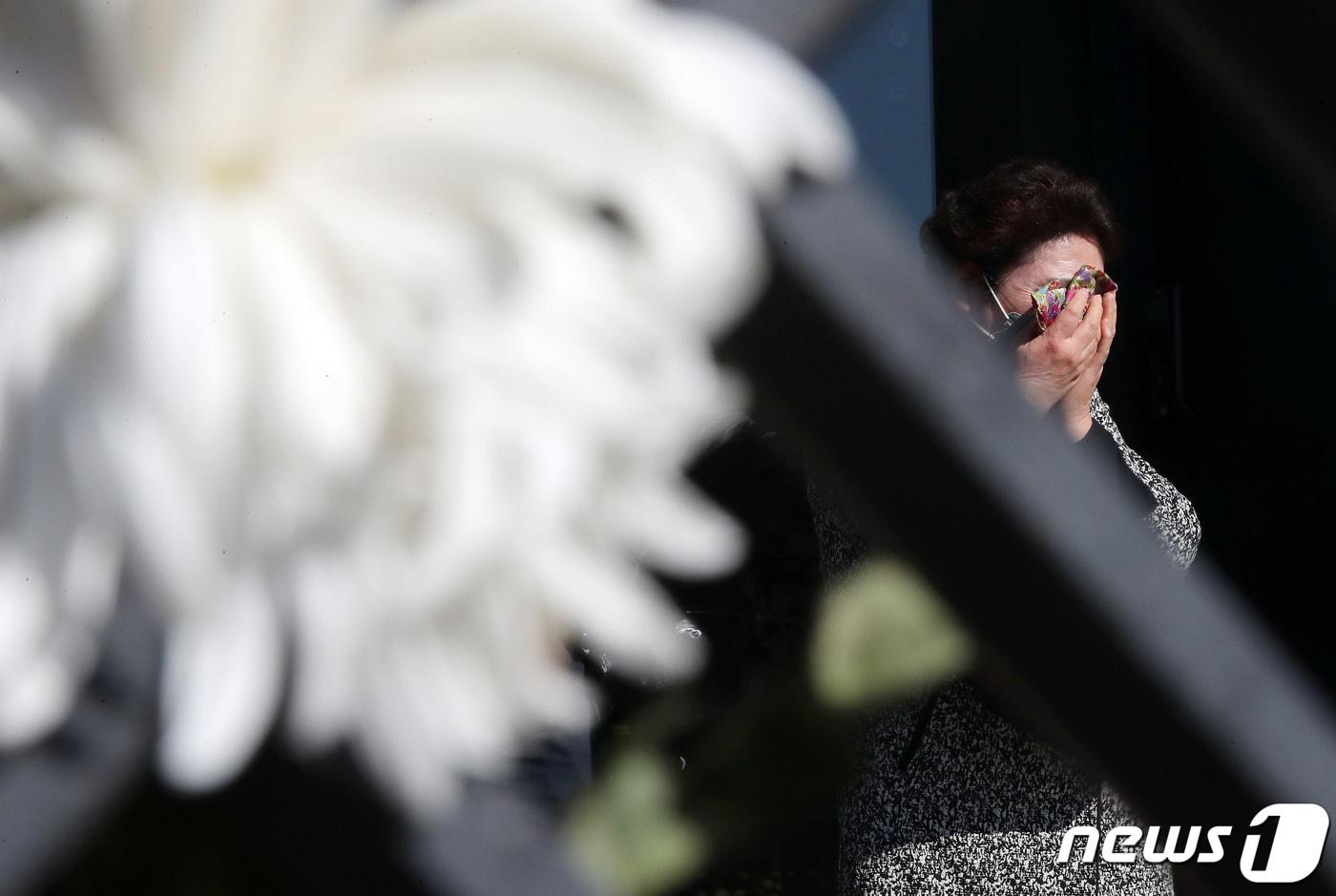 2일 오전 서울 용산구 이태원 참사현장 앞에 마련된 추모공간을 찾은 손녀딸을 잃은 유가족이 눈물을 흘리고 있다. 2022.11.2/뉴스1 ⓒ News1 박세연 기자