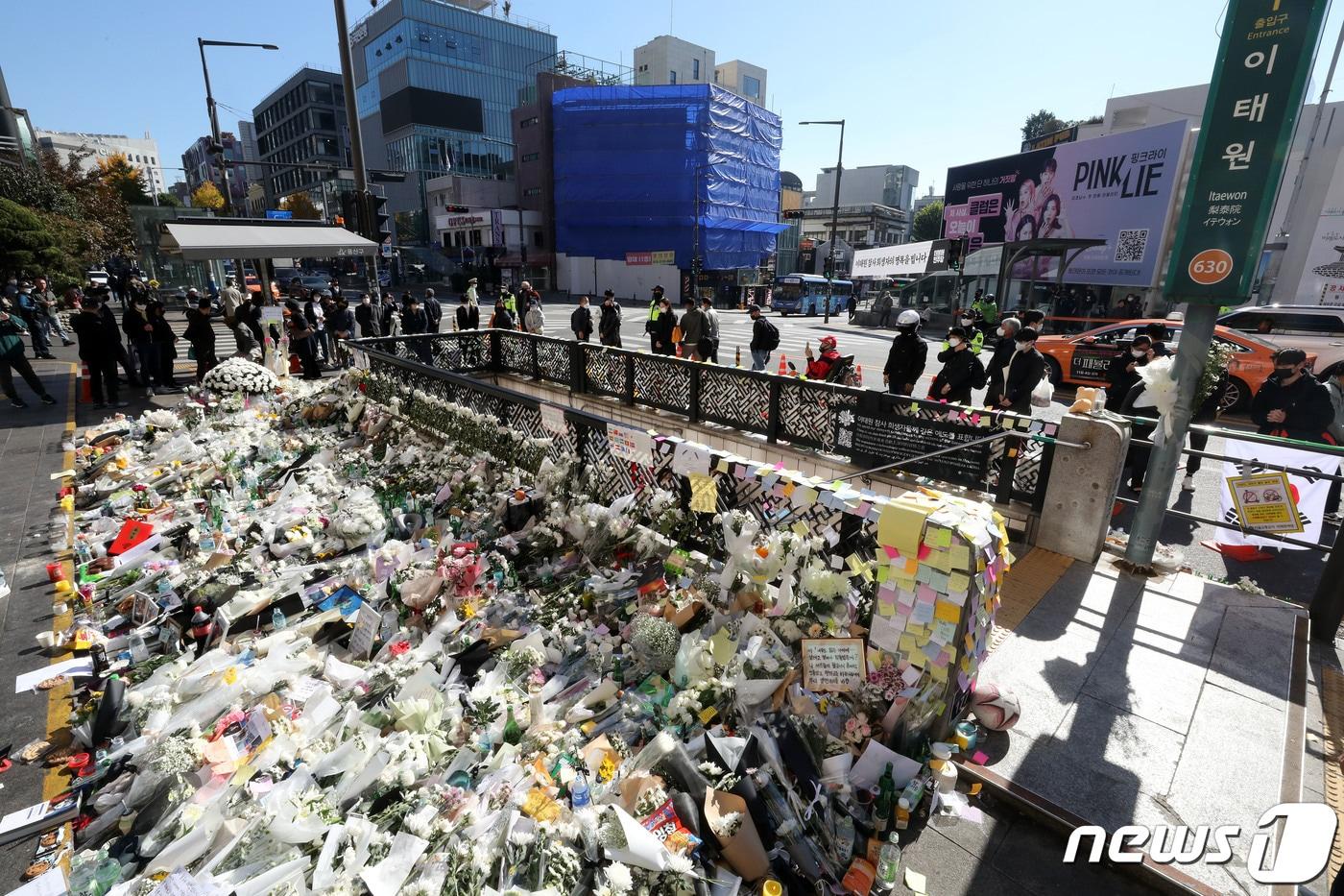 본문 이미지 - 2일 오전 서울 용산구 이태원 참사현장 앞에 마련된 추모공간을 찾은 많은 시민들이 추모를 하고 있다. 2022.11.2/뉴스1 ⓒ News1 박세연 기자