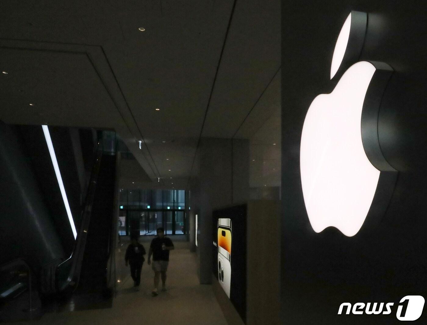 본문 이미지 - 애플의 아이폰 세계 최대 생산기지인 중국 폭스콘 공장에서 코로나19가 확산으로 노동자들이 대거 탈출하는 사태가 발생했다. 이에 따라 아이폰14 출하량이 최대 30%까지 감소할 것이란 전망이 나오면서, 국내 부품업계에도 악영향을 미칠 수 있단 분석이 나온다. 다만 국내 부품업계는 상황이 장기간 이어지지 않는 이상 영향은 미미할 것이란 입장이다. 사진은 2일 오후 서울 시내 애플스토어의 모습. 2022.11.2/뉴스1 ⓒ News1 김진환 기자