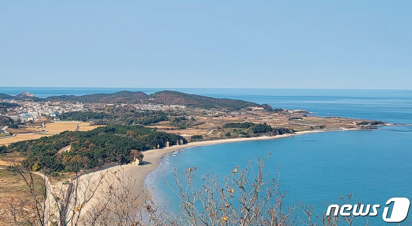 본문 이미지 - 인천시 옹진군 백령도 끝섬전망대에서 바라본 백령도의 모습.(독자제공) 2022.11.2 ⓒ 뉴스1