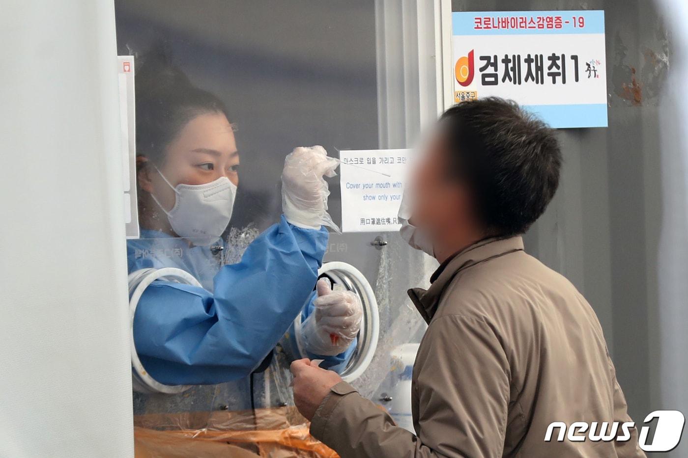 본문 이미지 - 대구의 코로나19 누적 확진자가 31개월 만에 100만명을 넘어섰다. 사진은 한 시민이 임시선별진료소에서 코로나19 검사를 받는 모습.(뉴스1  DB)