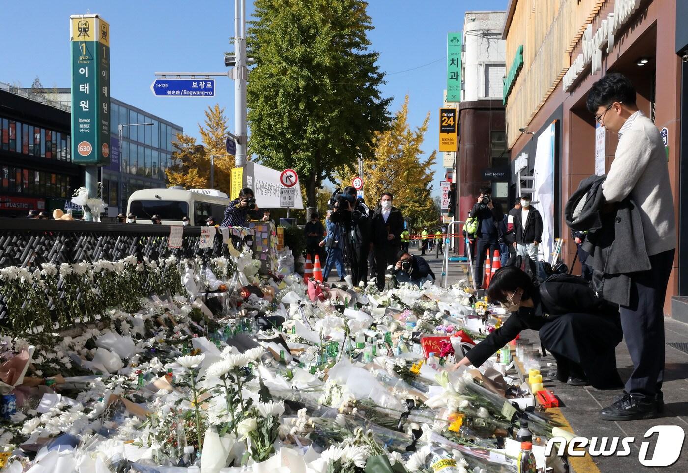2일 오전 서울 용산구 이태원 참사현장 앞에 마련된 추모공간을 찾은 시민들이 추모를 하고 있다. 2022.11.2/뉴스1 ⓒ News1 박세연 기자