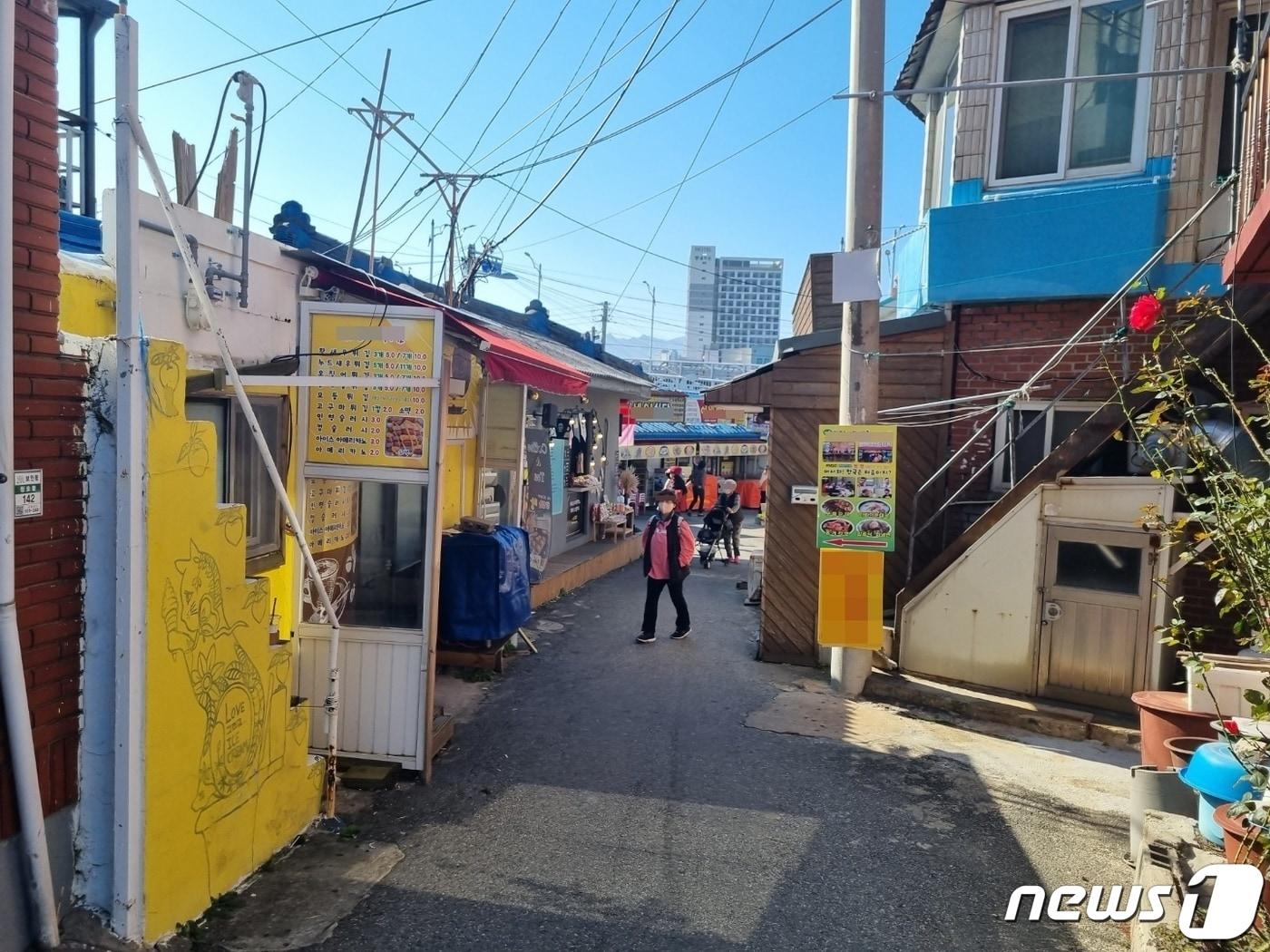 본문 이미지 - 북한이 동해상 북방한계선(NLL) 이남으로 탄도미사일을 발사한 2일 실향민 마을로 유명한 강원 속초시 청호동 '아바이마을'이 한적한 모습을 보이고 있다.  2022.11.2/뉴스1 ⓒ News1 윤왕근 기자