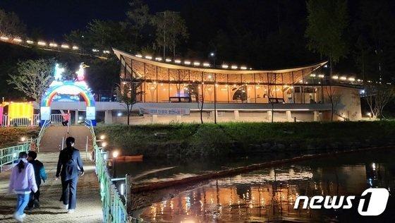 본문 이미지 - 진주 남강 유등축제의 부교와 물빛나루쉼터. 2022.10.12 뉴스1/한송학기자