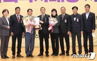 본문 이미지 - 예산군의회 이상우 의장(왼쪽에서 3번째)이 서울사회복지대상 대회장상을 받고 기념촬영을 하고 있다. (예산군의회 제공)/뉴스1