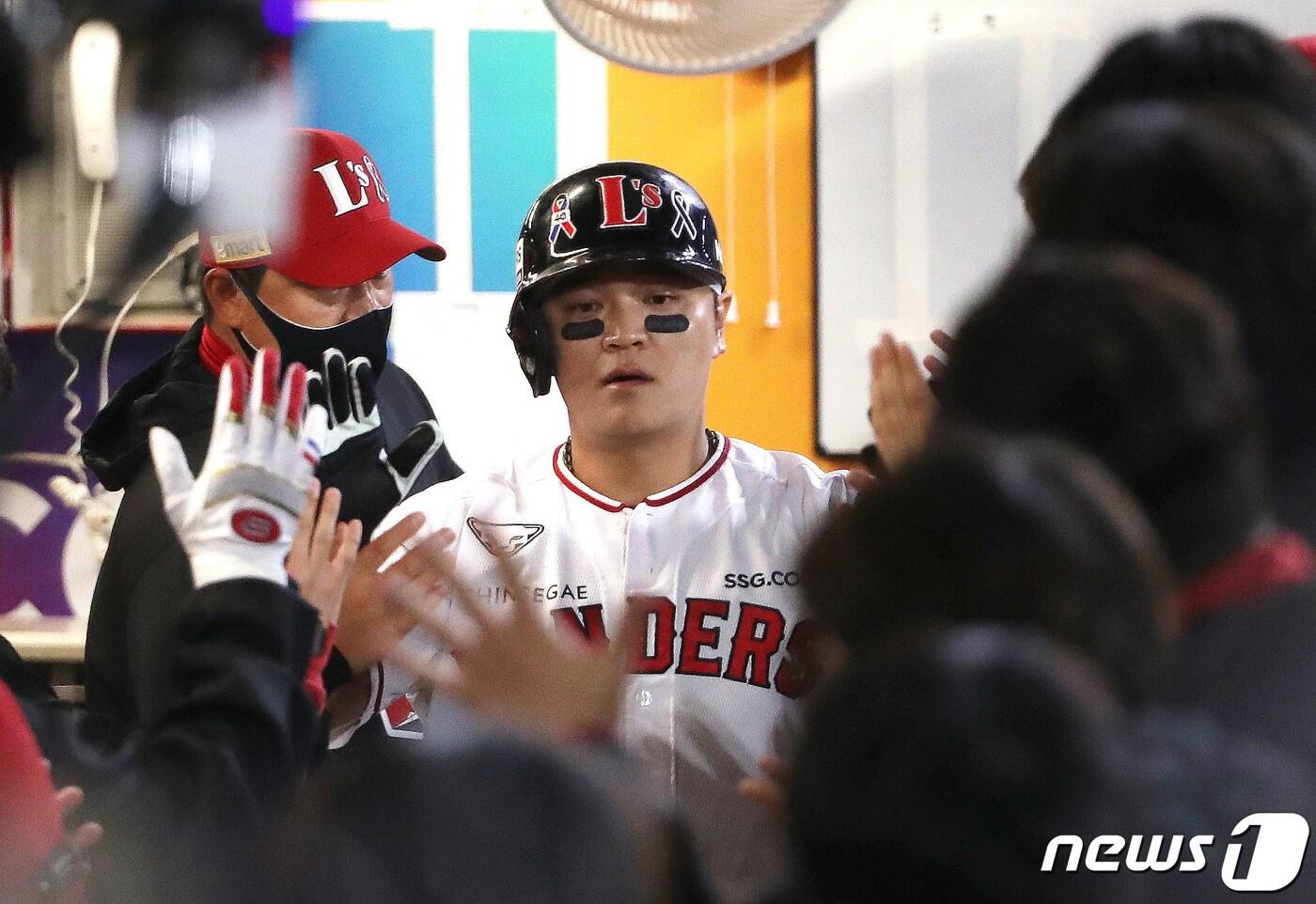 2일 오후 인천시 미추홀구 SSG 랜더스필드에서 열린 프로야구 &#39;2022 신한은행 SOL KBO 포스트시즌&#39; 한국시리즈 2차전 키움 히어로즈와 SSG 랜더스의 경기 1회말 무사 만루 상황 SSG 한유섬의 밀어내기 볼넷으로 득점한 3루주자 추신수가 더그아웃에서 동료들과 하이파이브를 나누고 있다. 2022.11.2/뉴스1 ⓒ News1 임세영 기자