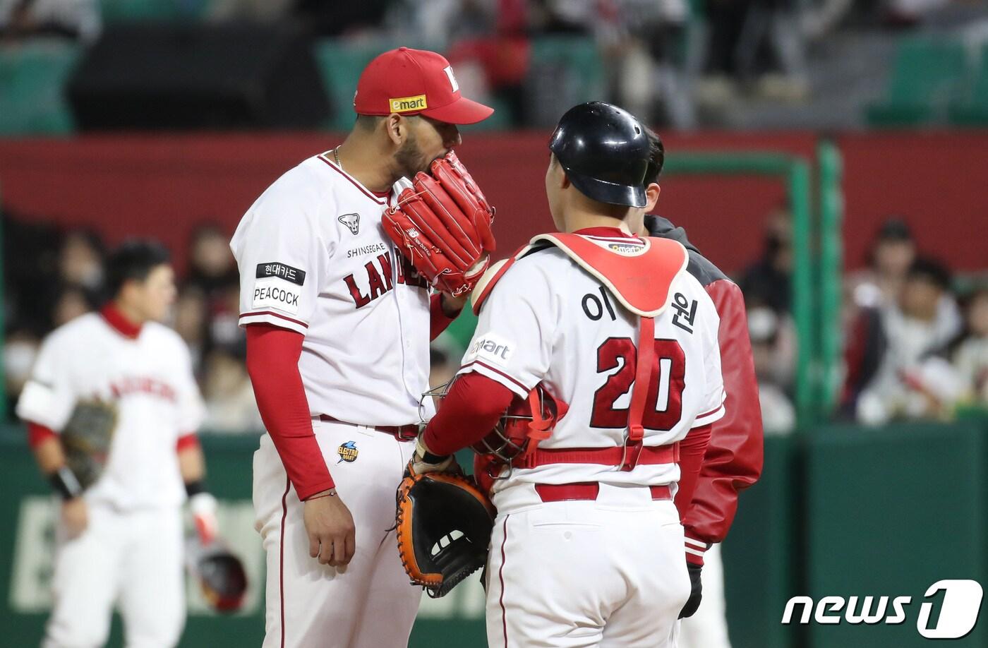 본문 이미지 - 2일 오후 인천 랜더스필드에서 열린 '2022 신한은행 SOL KBO리그 포스트시즌' 한국시리즈 2차전 키움 히어로즈와 SSG 랜더스의 경기 3회초 무사 만루 상황에서 SSG 폰트가 이재원과 이야기를 나누고 있다. 2022.11.2/뉴스1 ⓒ News1 김민지 기자