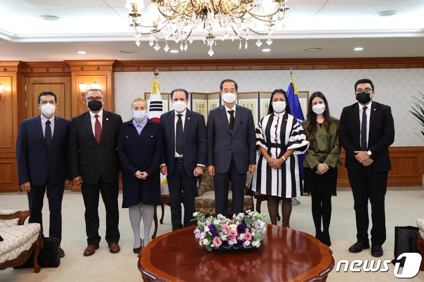 본문 이미지 -  한덕수 국무총리가 2일 오후 정부서울청사에서 중미 7개국 외교차관들을 접견하고 기념촬영을 하고 있다. (총리실 제공) ⓒ 뉴스1