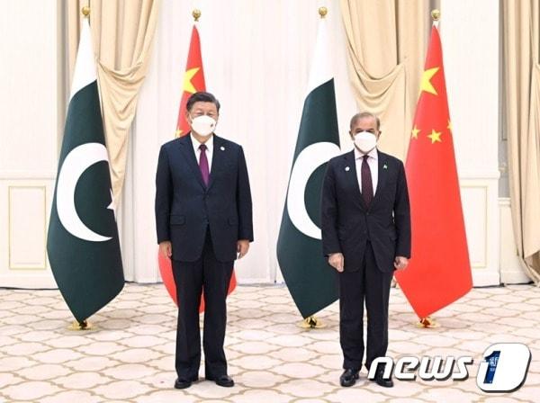 본문 이미지 -  시진핑 중국 국가주석과 세바즈 샤리프 파키스탄 총리가 1일(현지시간) 베이징에서 회담했다.(중국 외교부 제공).