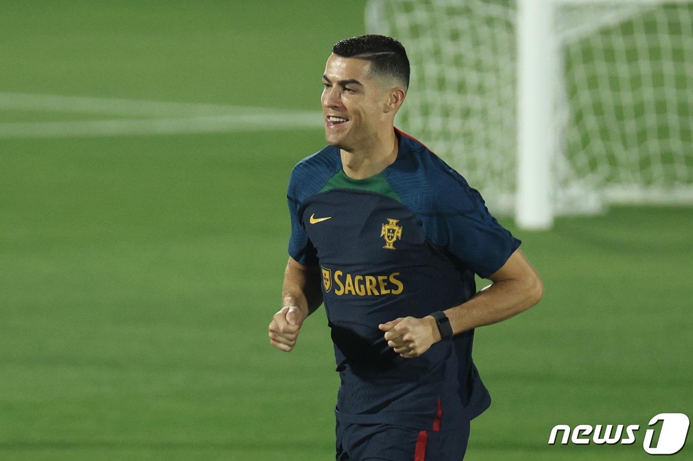 본문 이미지 - 크리스티아누 호날두를 비롯한 포르투갈 축구대표팀이 19일 오후(현지시간) 카타르 알샤하니야 스포츠클럽에 마련된 훈련장에서 훈련하고 있다. 2022.11.20/뉴스1 ⓒ News1 이광호 기자