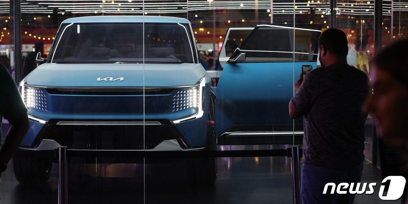 본문 이미지 - 2022 카타르 월드컵 개막을 하루 앞둔 19일(현지시간) 카타르 도하 알 비다 파크에서 열린 'FIFA 팬 페스티벌' 개막행사에서 축구팬들이 한 켠에 자리잡은 스폰서 기아차 EV9 콘셉트카를 감상하고 있다. 2022.11.20/뉴스1 ⓒ News1 이동해 기자