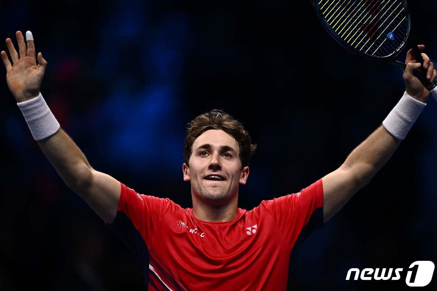 본문 이미지 - 카스페르 루드가 바르셀로나오픈 남자 단식 결승에서 스테파노 치치파스를 2-0으로 제압하고 우승컵을 들어올렸다. ⓒ AFP=뉴스1