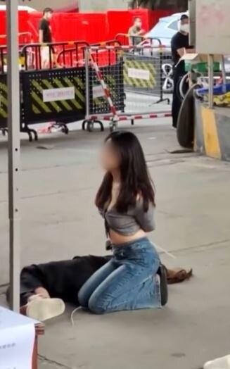 본문 이미지 - 마스크를 쓰지 않아 방역 검문소에서 제지당한 여성들. 이들이 포박당한 모습이 소셜미디어에 퍼지자 크게 논란이 일었다. (유튜브 갈무리)