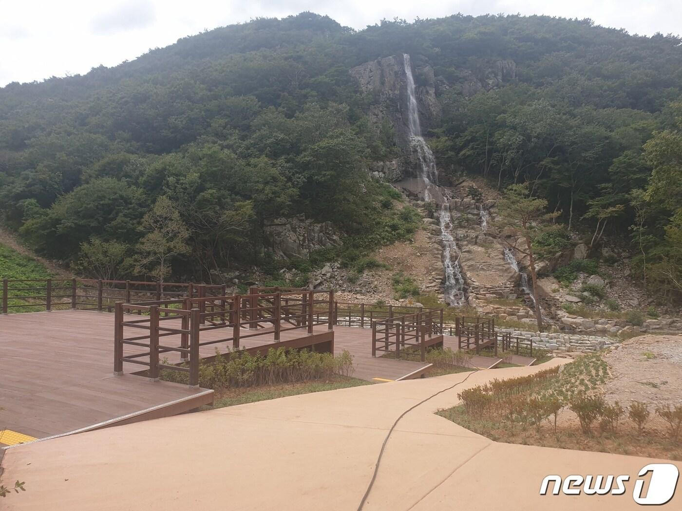 본문 이미지 -  전북 고창군이 도립공원 선운산도립공원의 도솔제 경관폭포와 연계한 무장애 데크길 연장설치와 폭포앞 소공원 공사를 완료했다.(고창군 제공)2022.11.20/뉴스1