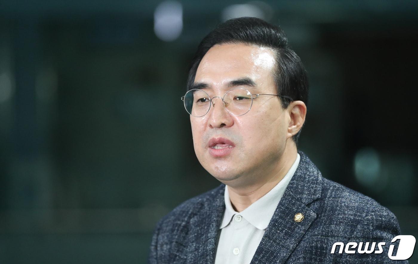 본문 이미지 - 박홍근 더불어민주당 원내대표가 20일 서울 여의도 국회 의원회관에서 열린 2022 국경없는 수의사회 심포지엄에 참석하기 앞서 취재진의 질의에 답하고 있다. 2022.11.20/뉴스1 ⓒ News1 허경 기자