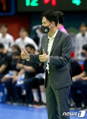 본문 이미지 - 20일 수원 실내 체육관에서 열린 도드람 2022-2023 V리그 현대건설과 기업은행과의 경기에서 현대건설 강성형이 선수들을 격려하고 있다. (현대건설 배구단 제공) 2022.11.20/뉴스1 [사진 = 현대건설 배구단 제공]