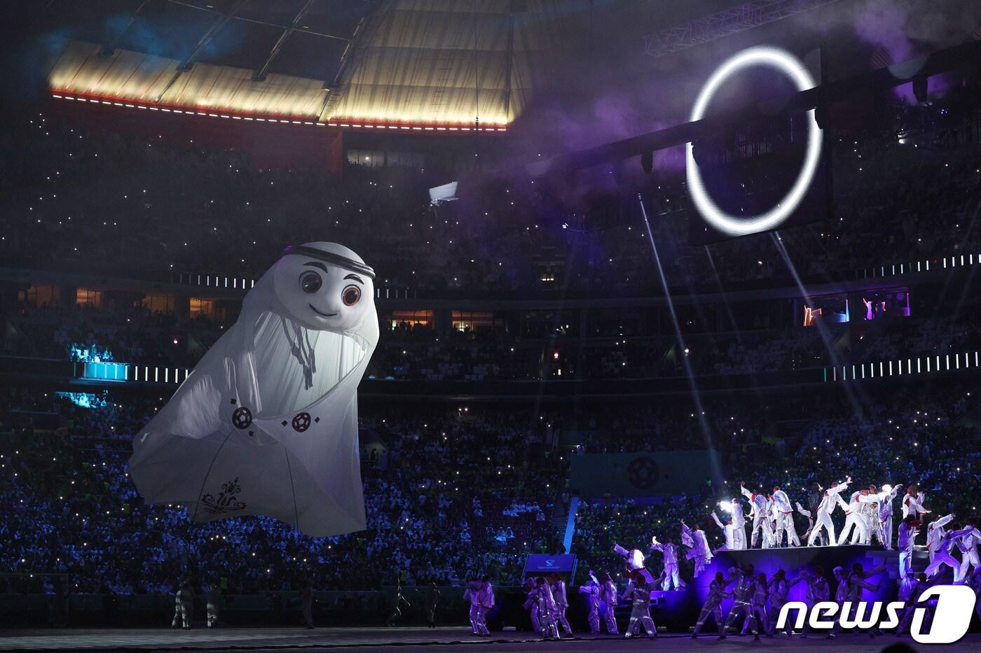 20일 오후(현지시간) 카타르 알코르 알베이트 스타디움에서 열린 2022 카타르 월드컵 개막식에서 화려한 공연이 펼쳐지고 있다.2022.11.20/뉴스1 ⓒ News1 이광호 기자
