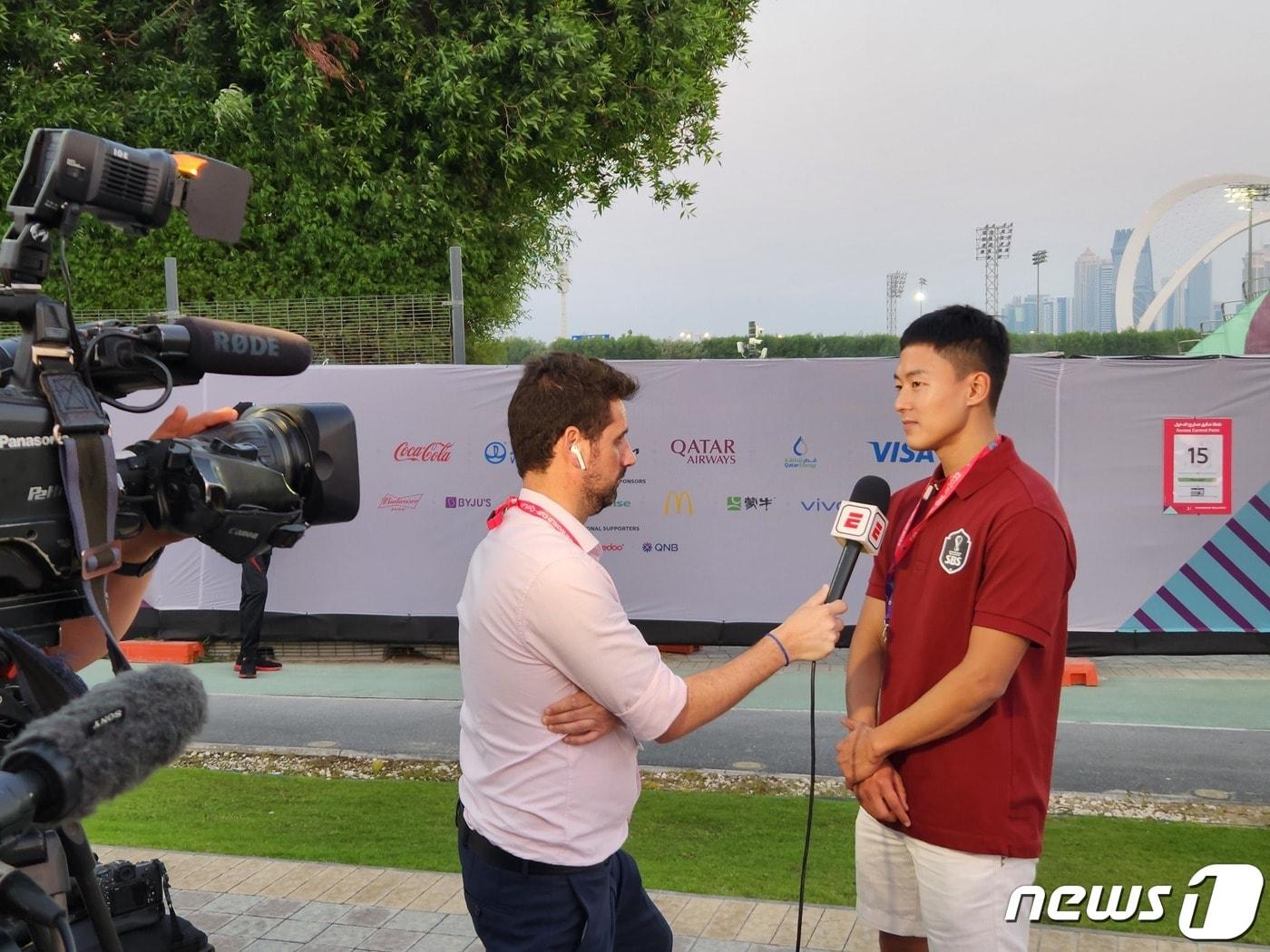 본문 이미지 - 우루과이 훈련장에서 인기 많았던 이승우가 현지 취재진들과 인터뷰를 하고 있다. ⓒ News1 이재상기자