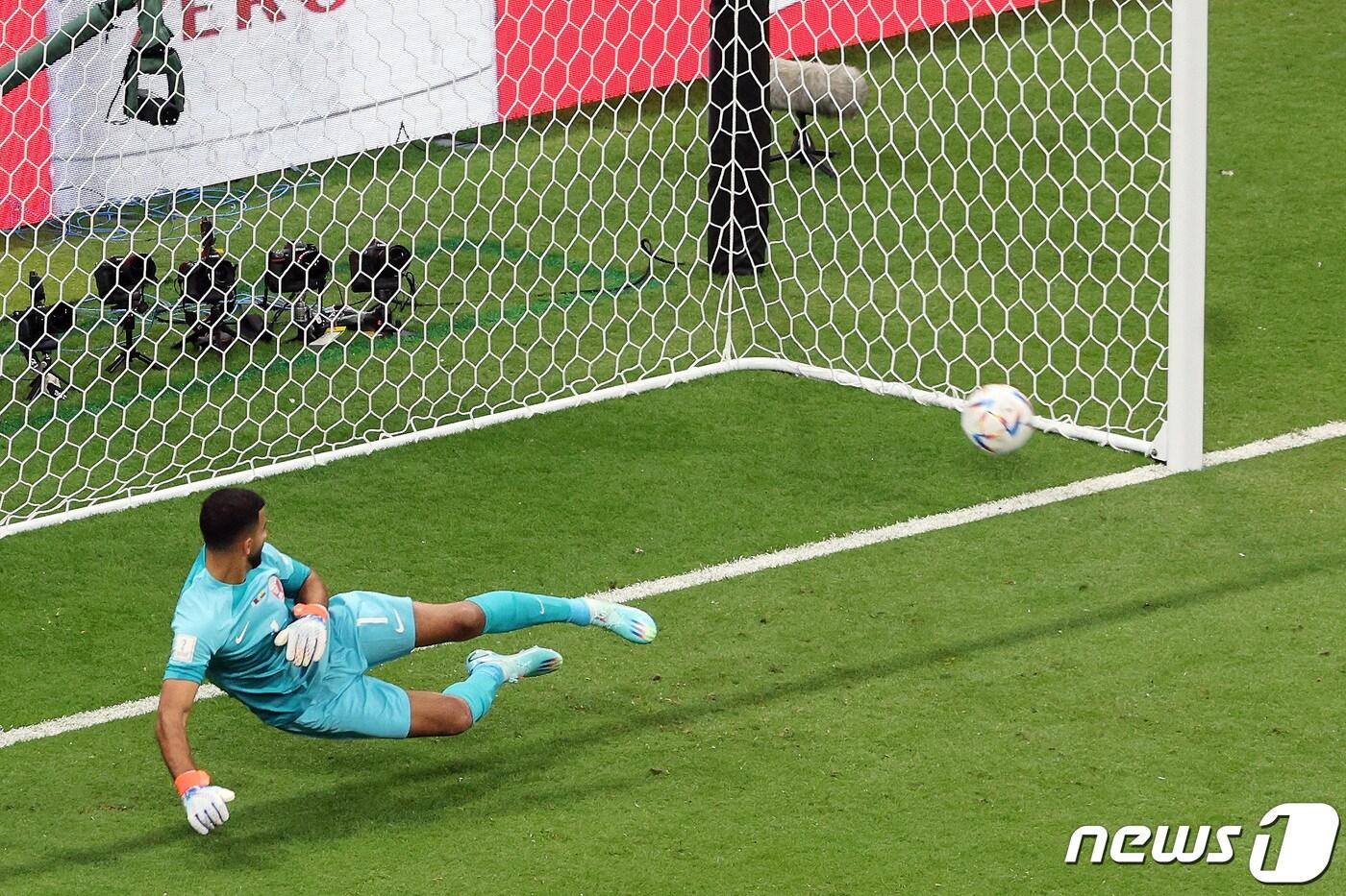 본문 이미지 - 20일 오후(현지시간) 카타르 알코르 알베이트 스타디움에서 열린 2022 카타르 월드컵 개막전 카타르와 에콰도르의 경기 전반전에서 에콰도르 에네르 발렌시아가 페널티킥으로 선제골을 넣고 있다. 2022.11.21/뉴스1 ⓒ News1 이동해 기자