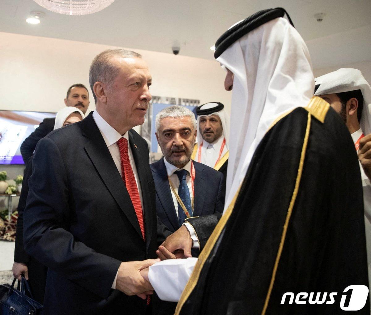본문 이미지 - 20일(현지시간) 셰이크 타밈 빈 하마드 알사니 카타르 군주(에미르)가 레제프 타이이프 에르도안 튀르키예 대통령을 만나 악수하고 있다. 양국은 2017년 카타르가 아랍 4개국과 단교되는 상황에서도 교류를 계속하며 긴밀한 관계를 유지하고 있다. ⓒ 로이터=뉴스1 ⓒ News1 임세원 기자