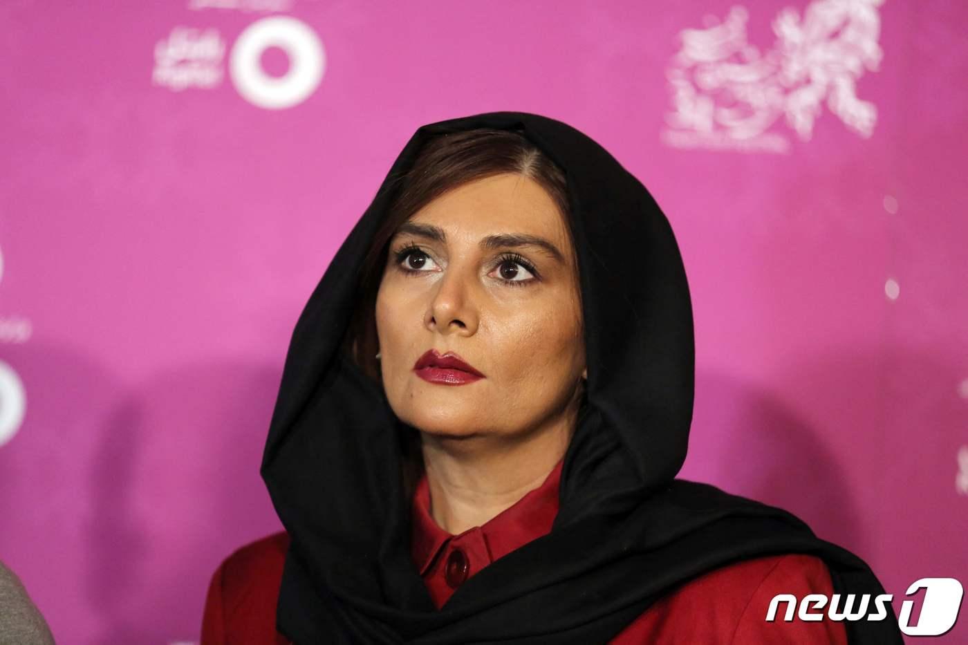 히잡을 착용하지 않았다는 이유로 숨진 마흐사 아미니 사건으로 촉발한 이란 반정부 시위가 세 달째 이어지고 있는 가운데 이란의 유명 여배우 헹가메 가지아니가 히잡 미착용으로 경찰에 붙잡혔다. 사진은 지난 2016년 2월3일(현지시간) 열린 제34회 파즈르 국제 영화제에 참석한 가지아니의 모습. 16.02.03 ⓒ AFP=뉴스1 ⓒ News1 김예슬 기자