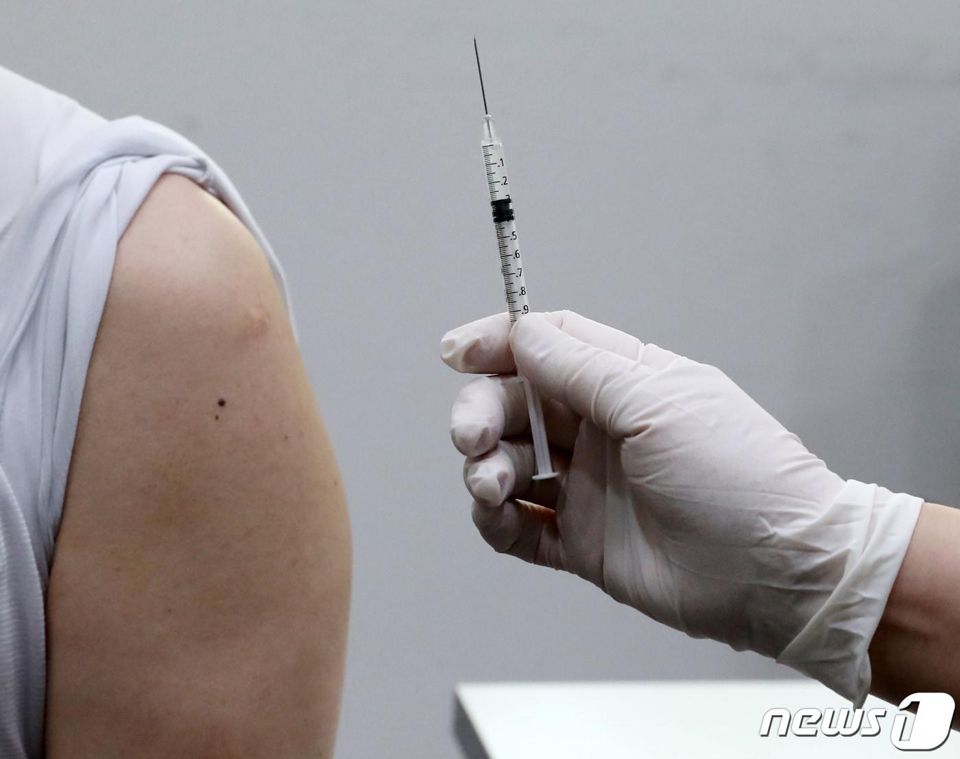 본문 이미지 - 21일 오전 서울 용산구 김내과에서 의료진이 신종 코로나바이러스 감염증(코로나19) 오미크론 BA.4/5 변이 기반 화이자 2차 개량백신(2가백신) 접종을 준비하고 있다. 2022.11.21/뉴스1 ⓒ News1 김진환 기자