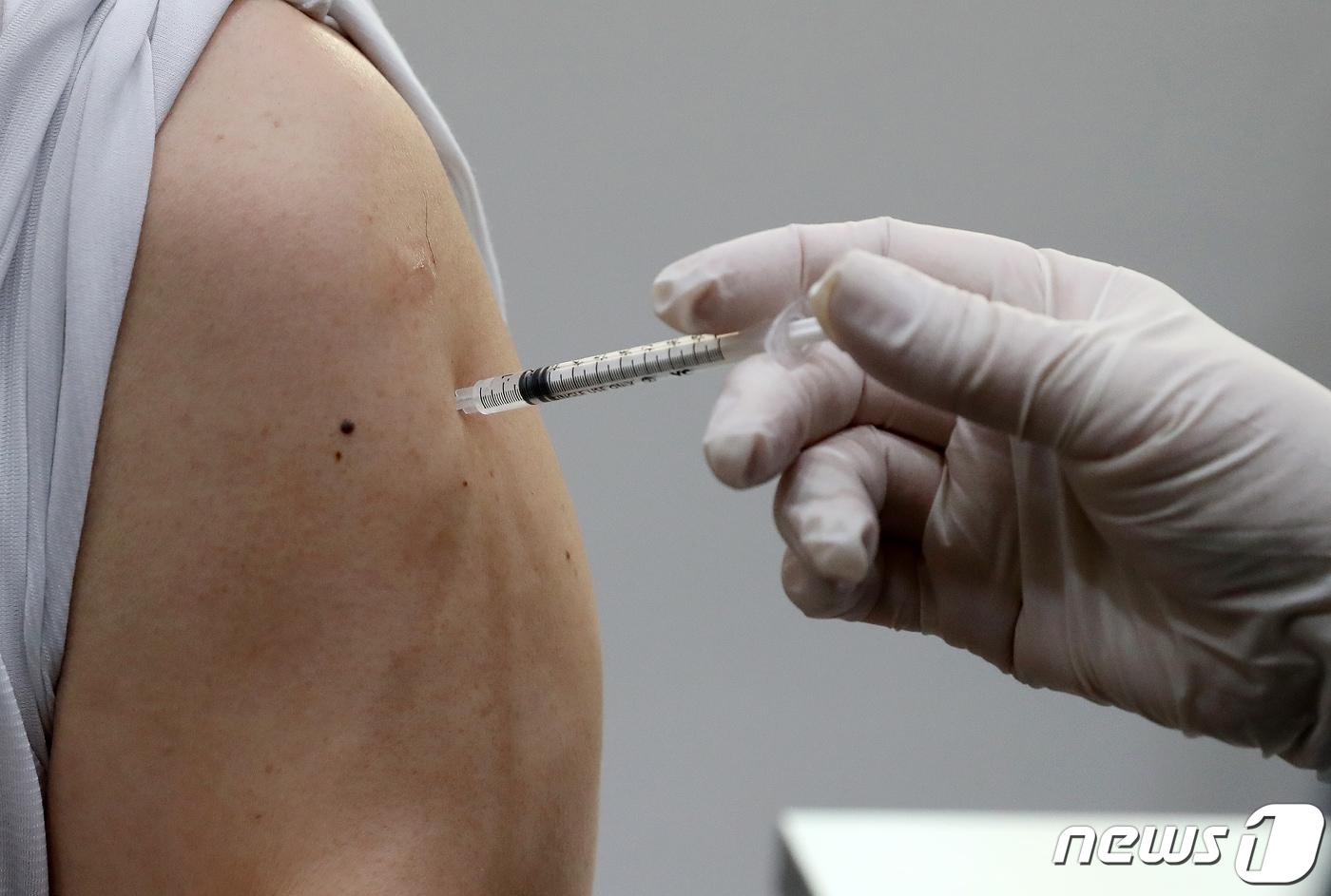 본문 이미지 - 서울의 한 의원에서 한 시민이 신종 코로나바이러스 감염증(코로나19) 추가 접종을 받는 모습. 2022.11.21/뉴스1 ⓒ News1 김진환 기자