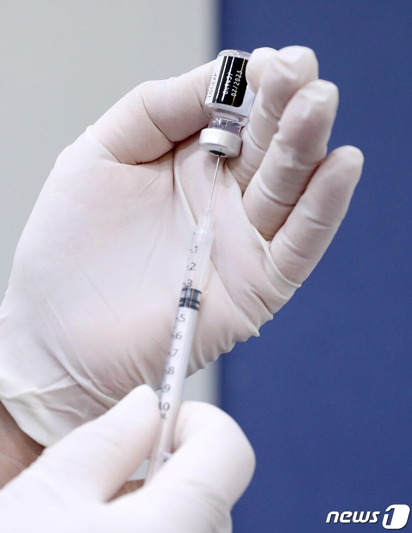 본문 이미지 - 서울 용산구 한 병원에서 접종을 준비하고 있다. 2022.11.21/뉴스1 ⓒ News1 김진환 기자