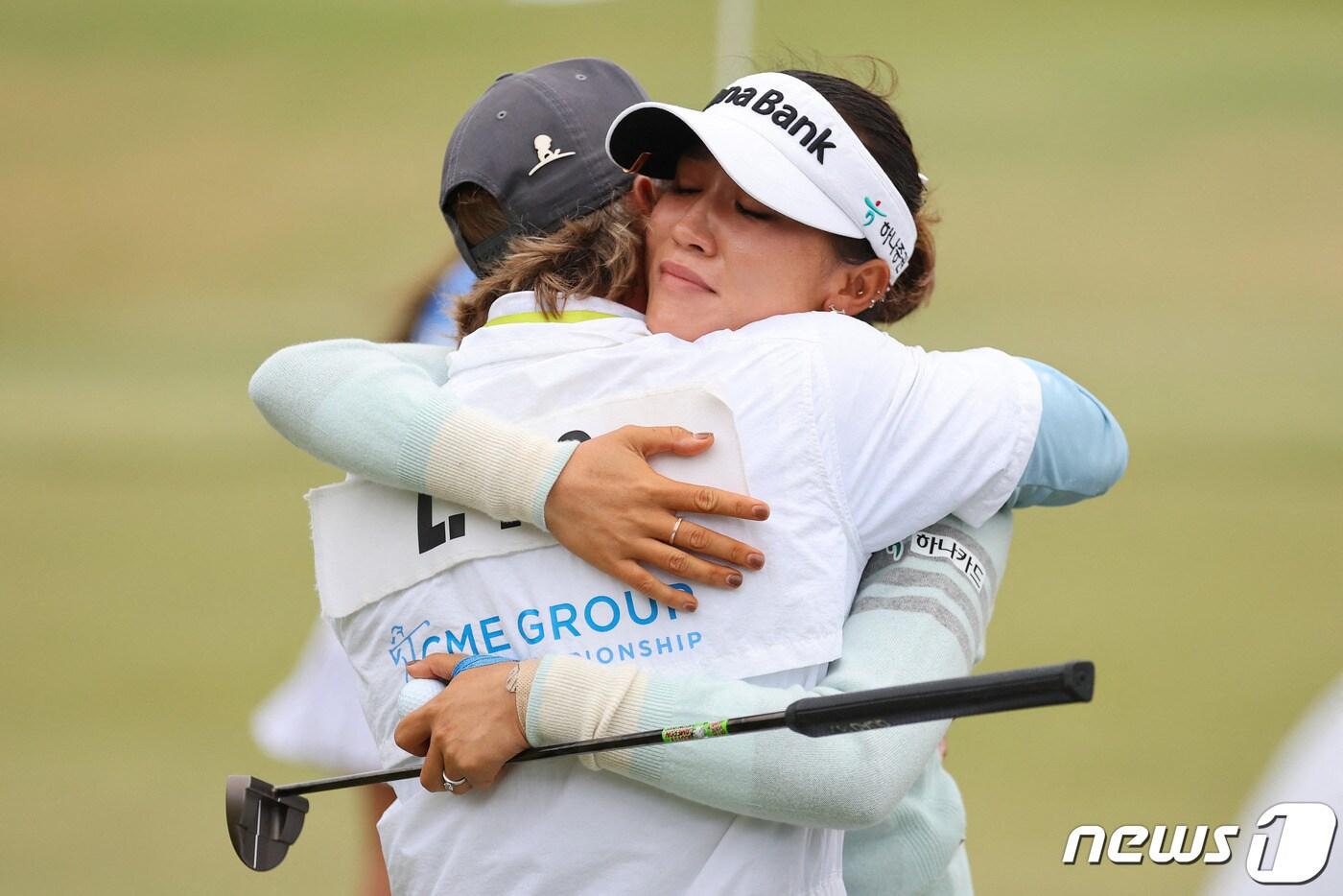 리디아 고가 20일(현지시간) 12월 결혼을 앞두고 플로리다주 네이플스의 티뷰론 골프클럽에서 열린 LPGA 투어 2022시즌 최종전 CME그룹 투어 챔피언십서 우승을 한 뒤 캐디와 포옹을 하고 있다. ⓒ AFP=뉴스1 ⓒ News1 우동명 기자