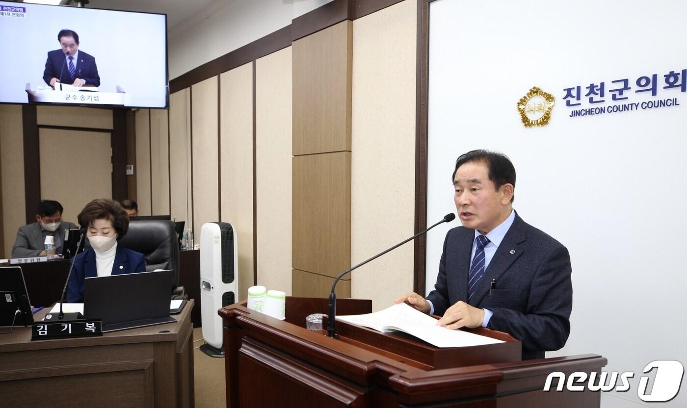 본문 이미지 - 송기섭 진천군수가 21일 진천군의회 본회의장에서 열린 309회 진천군의회 2차 정례회에서 2023년도 예산안 제출에 즈음한 시정연설을 하고 있다.(진천군 제공)/ 뉴스1