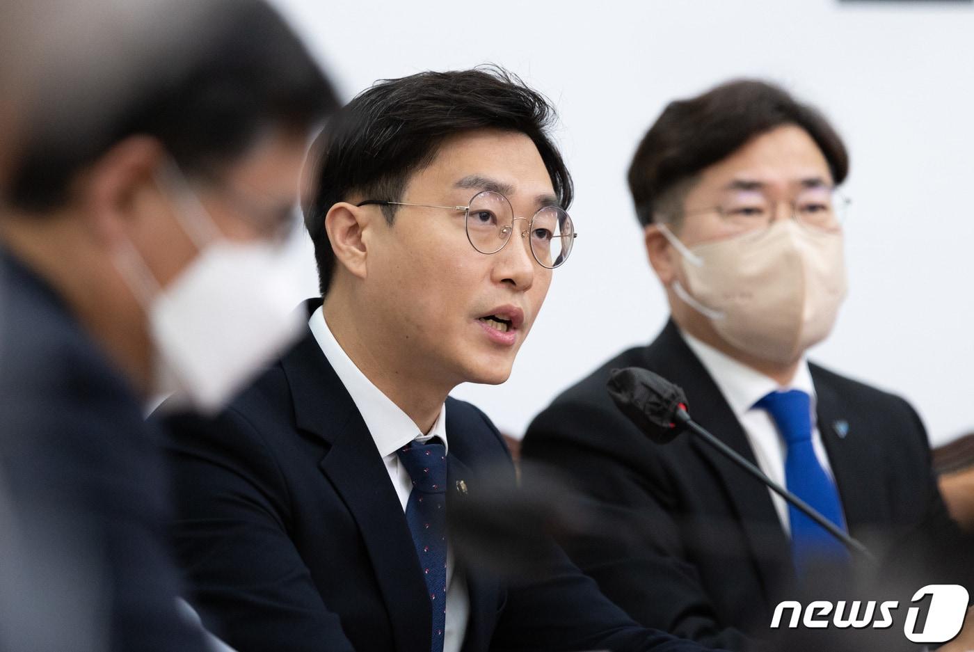 장경태 더불어민주당 최고위원이 21일 오전 서울 여의도 국회에서 열린 최고위원회의에서 발언을 하고 있다. ⓒ News1 이재명 기자