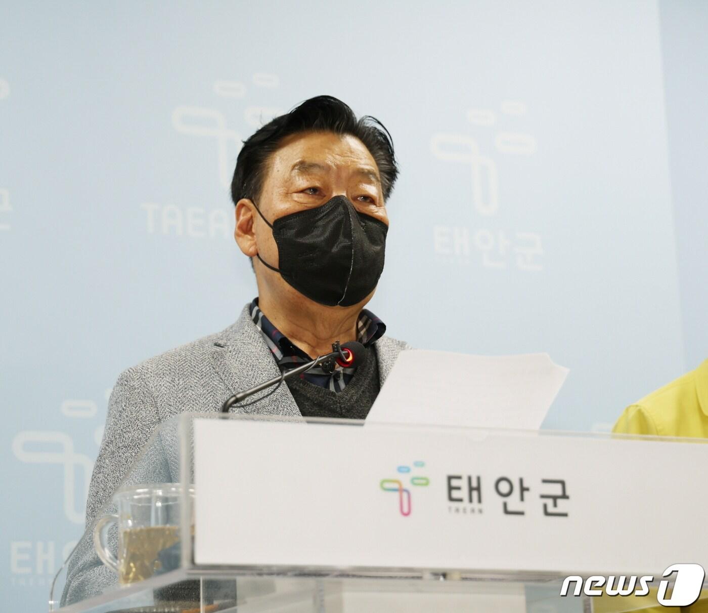 본문 이미지 - 21일 군청 브리핑실에서 기자회견 중인 가세로 군수&#40;태안군 제공&#41;