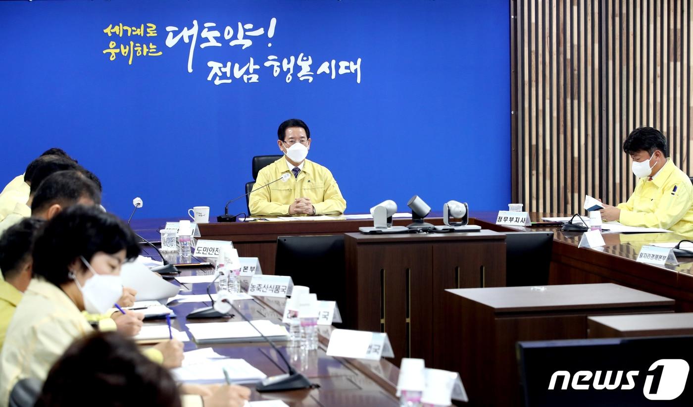 본문 이미지 - 김영록 전라남도지사가 21일 도청 재난종합상황실에서 ‘가뭄대책 상황 보고회’를 주재하고 광역상수도가 연결되지 않은 도서지역 물 공급 대책을 확인하고 개선할 것과 항구적 가뭄 극복 대책을 조속히 수립할 것을 당부하고 있다.(전남도 제공) 2022.11.21/뉴스1 ⓒ News1