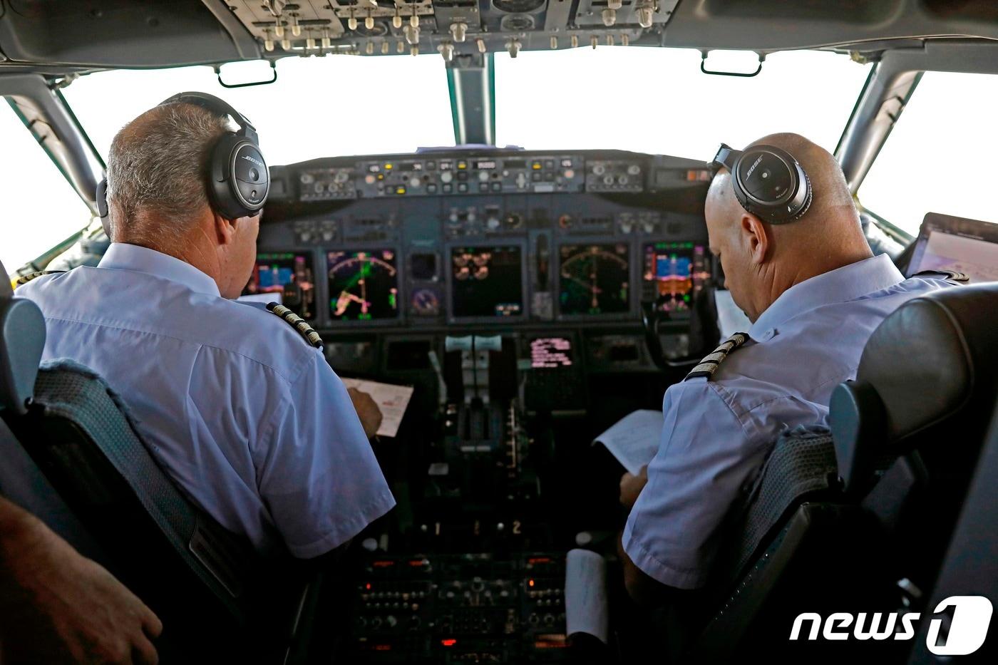<자료 사진> '엘 알' 항공사 여객기 조종사들이 미국-이스라엘 대표단을 태우고 아랍에미리트(UAE)로 향하고 있다. 2020. 8. 31. ⓒ AFP=뉴스1 ⓒ News1 최서윤 기자